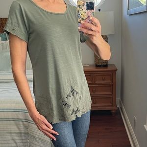 Adiva olive green short sleeve shirt with appliqué